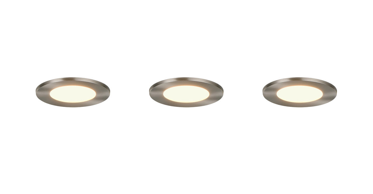 Trois spots encastrables ronds nickel satiné vus de face, lumière allumée sur fond blanc.