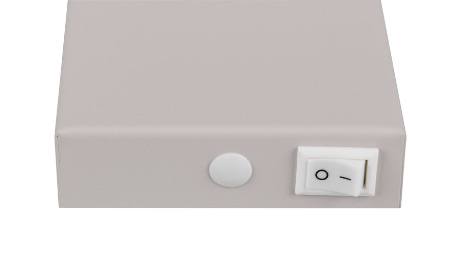 Détail de l'interrupteur et de la platine rectangulaire du spot blanc.