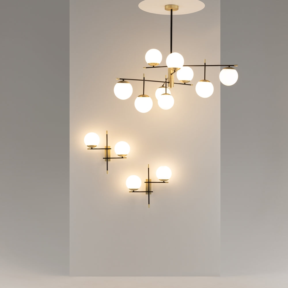 Mise en ambiance d'un intérieur avec suspension et appliques murales assorties allumées