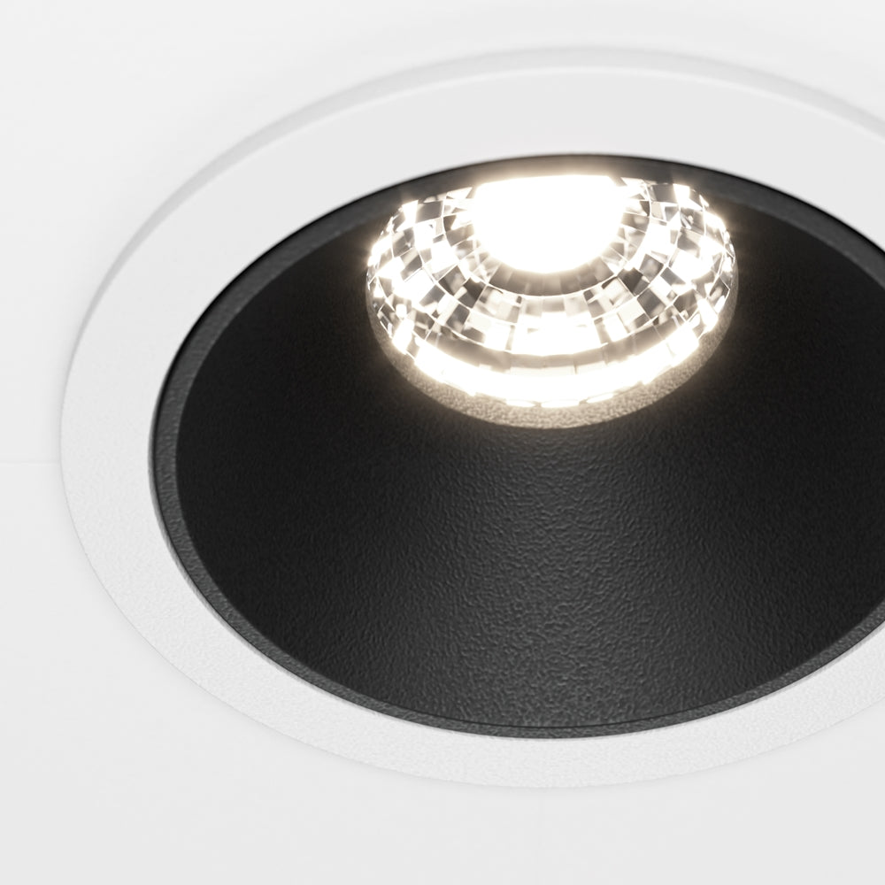 Gros plan sur la lentille LED striée et la collerette noire mate