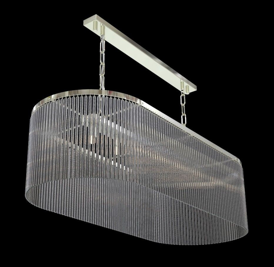 Finitions chromées, gros plan sur les chaînes et le bandeau supérieur du luminaire