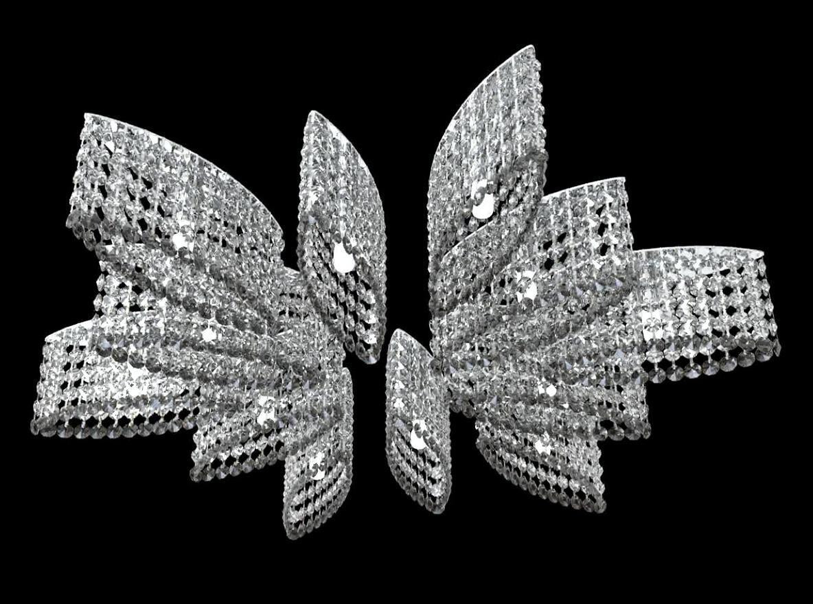Même luminaire en finition argentée, pétales sertis de cristaux scintillants sur fond noir