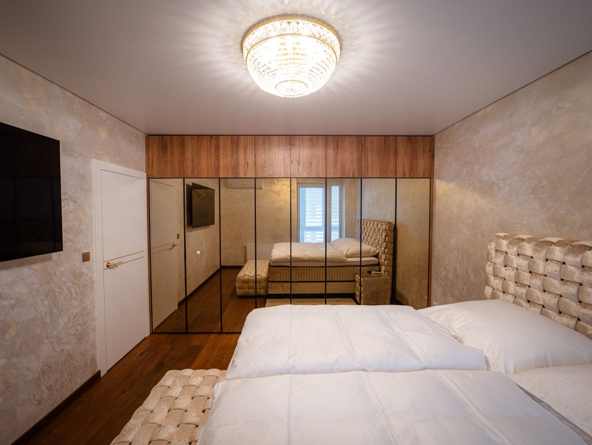 Chambre contemporaine, plafonnier rond au plafond au-dessus du lit tissé