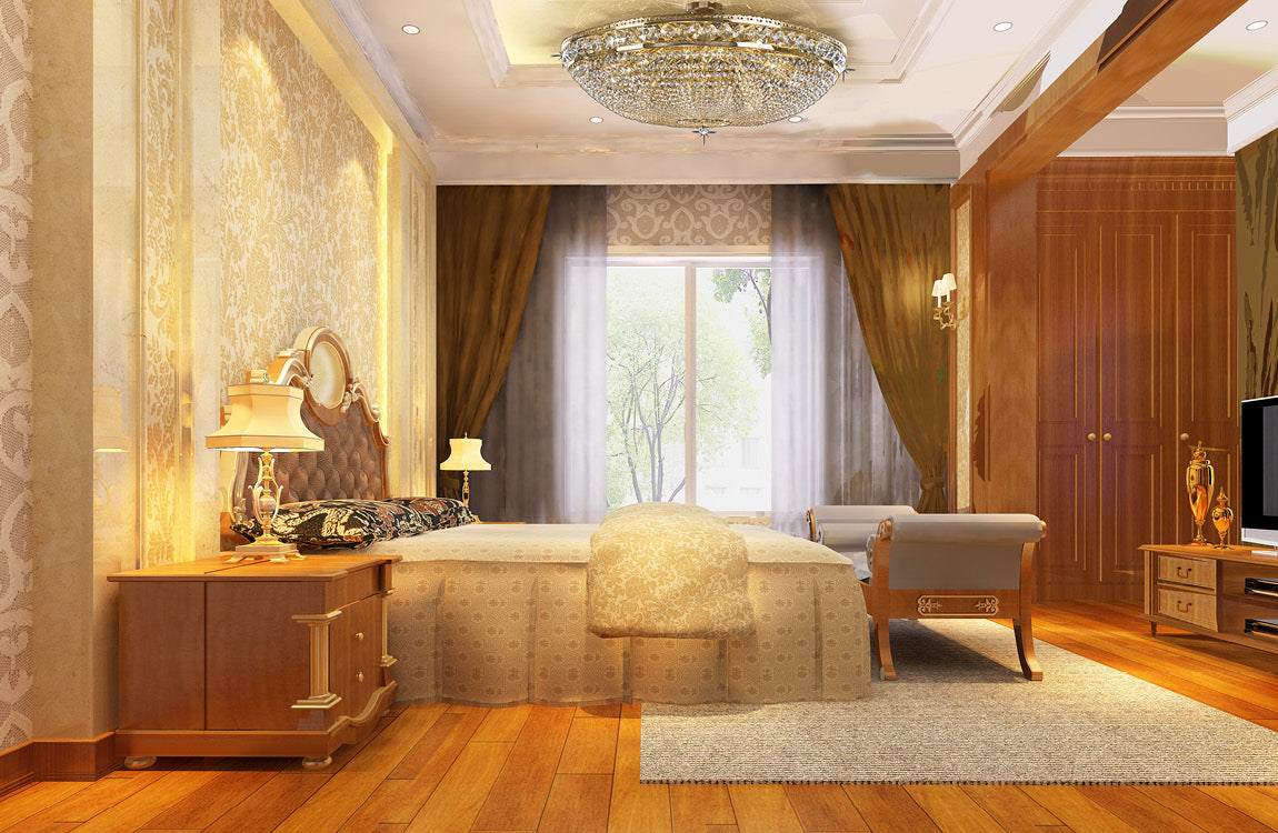 Chambre classique avec plafonnier cristal allumé au plafond et rideaux dorés