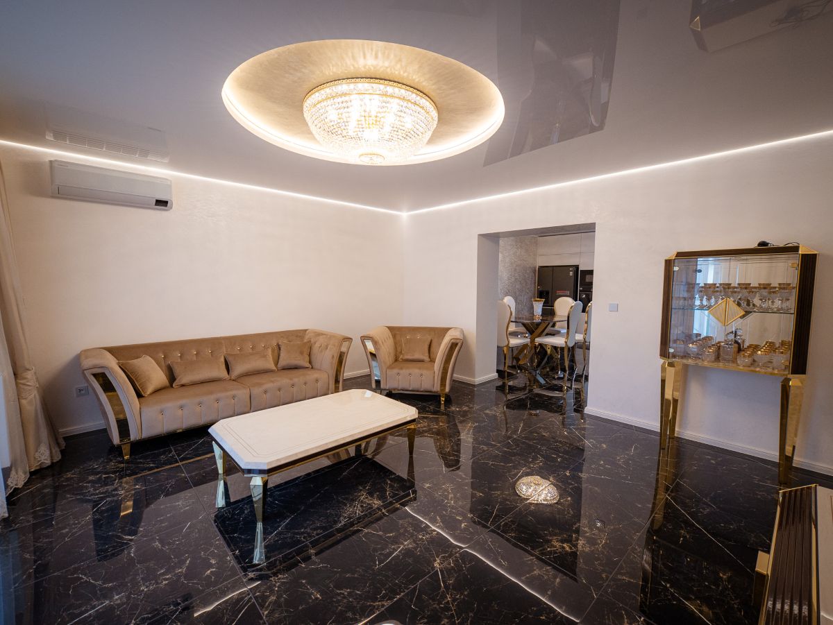 Vue plongeante d'un salon moderne éclairé par le grand plafonnier rond