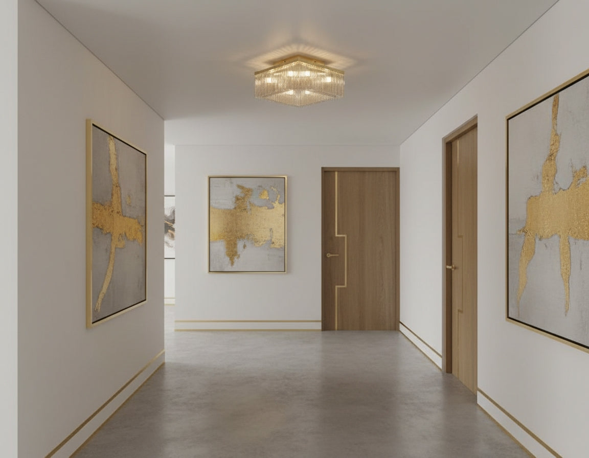 Couloir clair avec portes en bois, plafonnier doré éclairant l'espace central