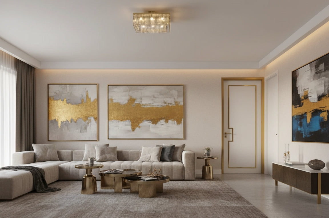 Grand séjour contemporain, tableau doré et plafonnier carré intégré au décor