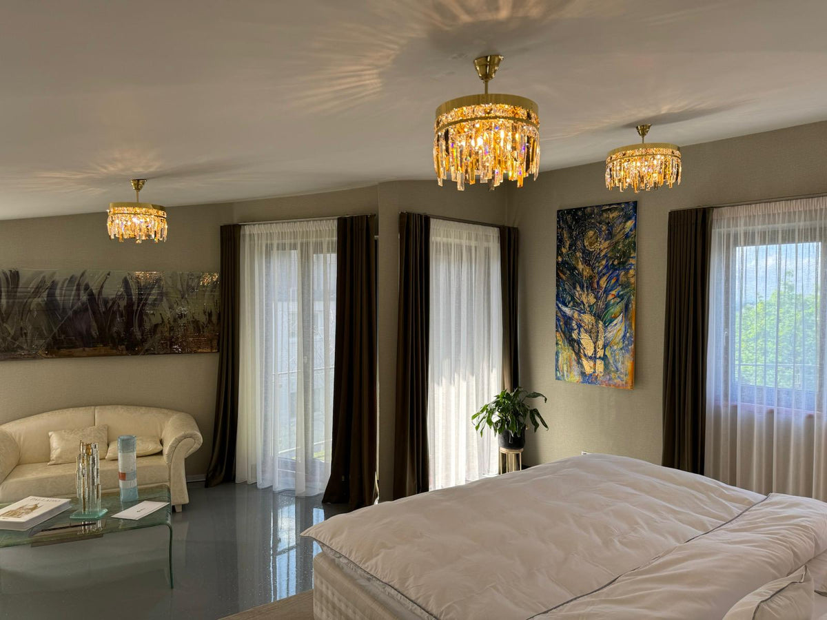 Pièce de vie avec trois plafonniers dorés allumés diffusant une lumière chaude et dorée.