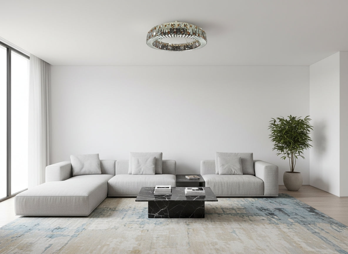 Mise en ambiance : luminaire rond seul au plafond d'un séjour minimaliste blanc