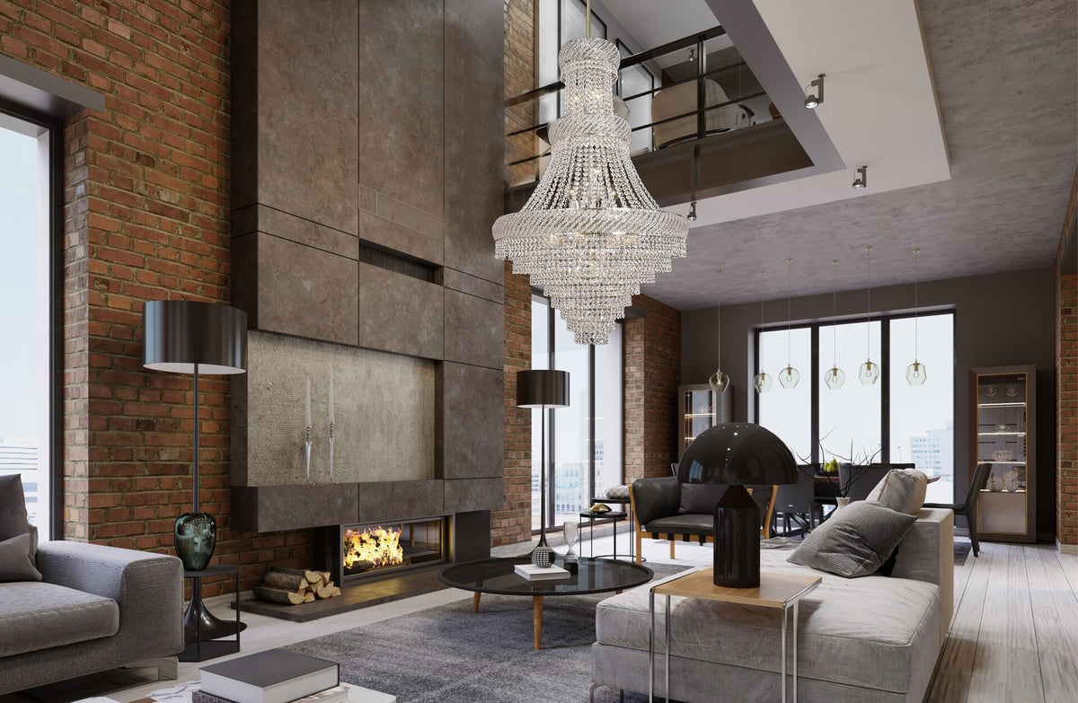 Mise en ambiance dans un salon loft, lustre suspendu devant cheminée et mur de briques