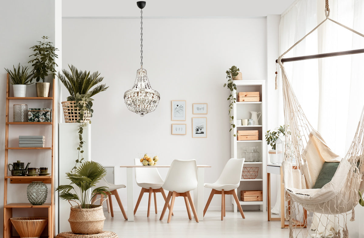 Mise en ambiance du luminaire suspendu au-dessus d'une table dans un salon clair