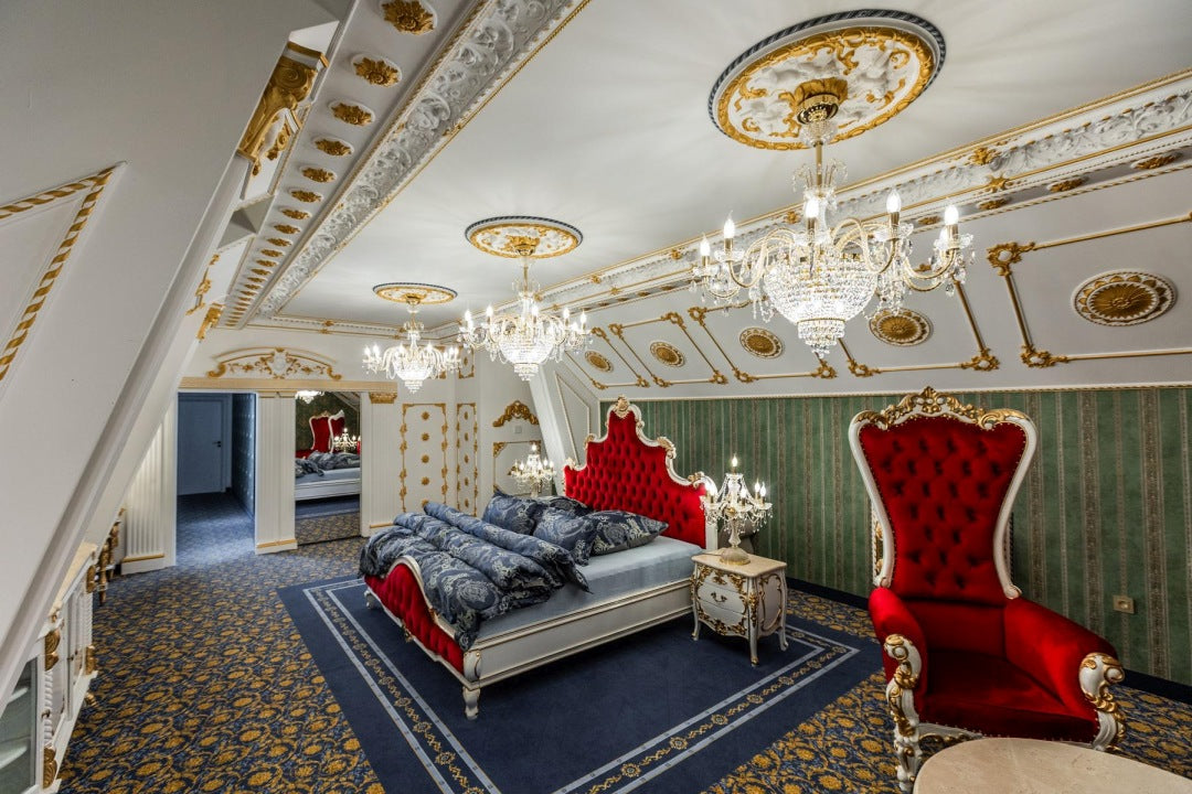 Mise en ambiance d'une grande pièce ornée de plusieurs lustres en cristal
