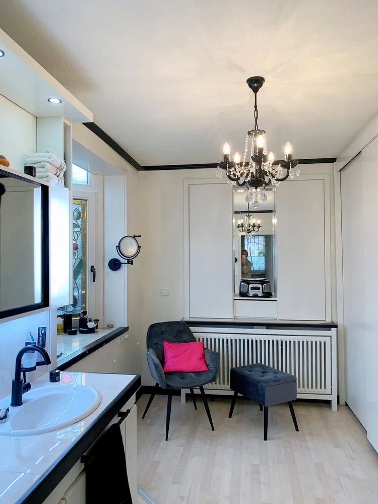 Vue en situation du lustre suspendu au plafond d'une salle de bain avec miroir