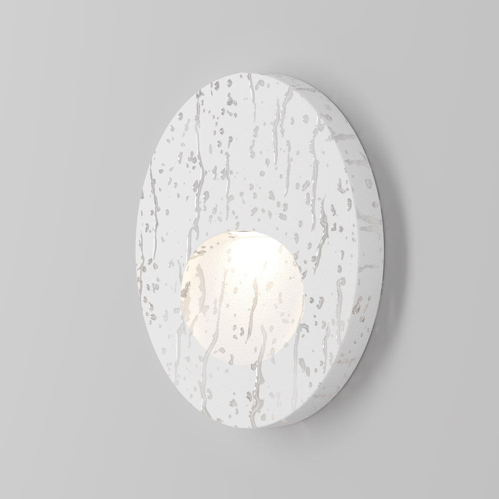 Face avant du luminaire rond blanc au motif de gouttes et verre dépoli.