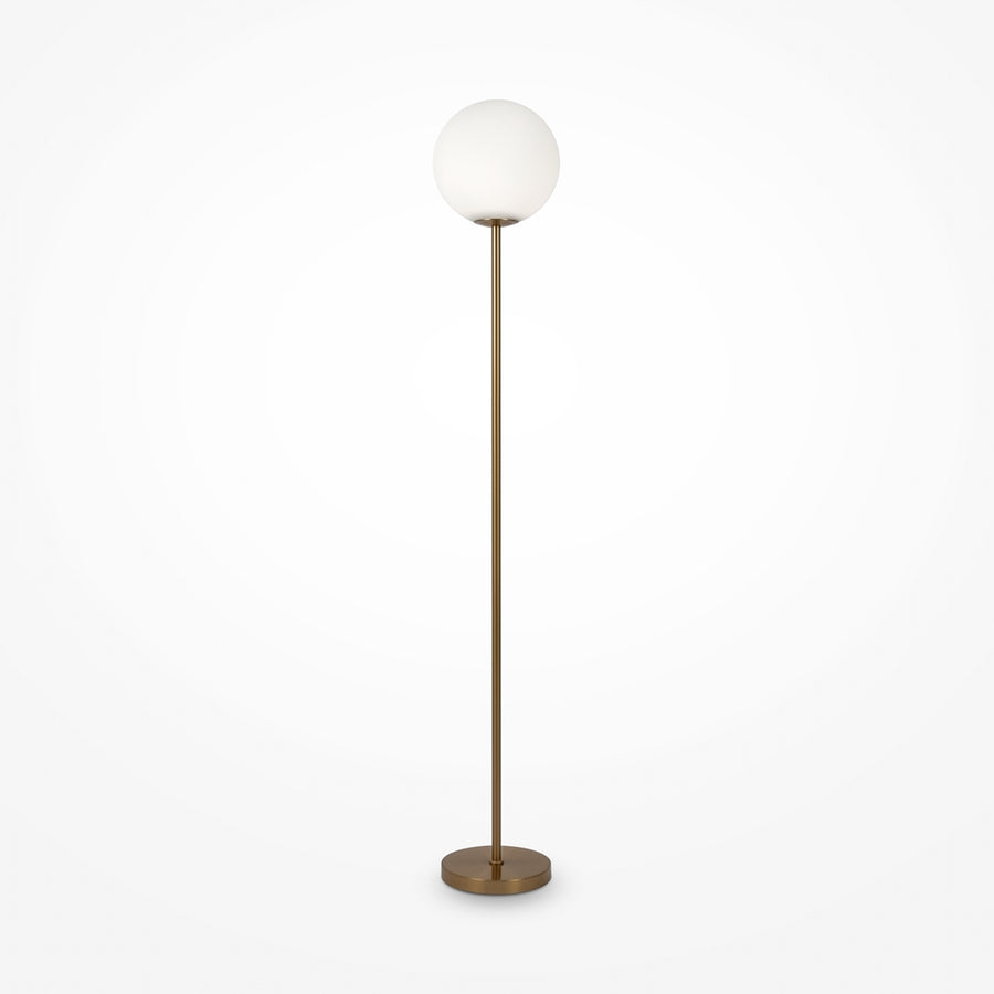 Lampadaire doré de face, globe blanc opalin sur tige fine et socle rond