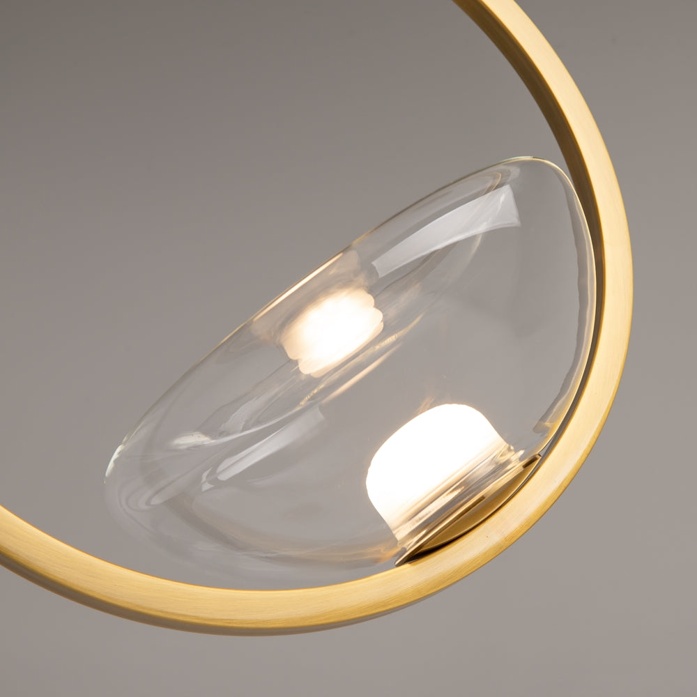 Détail de la finition dorée brossée et du verre transparent du diffuseur.