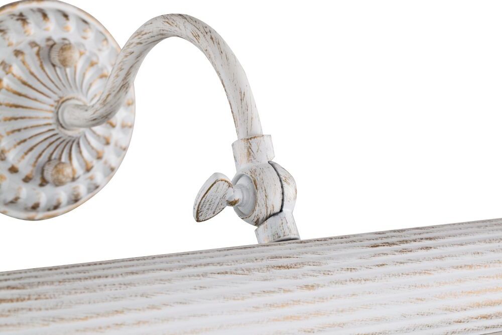 Détail de la finition blanche patinée du bras courbé et de la platine décorative.