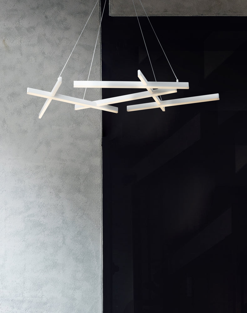 Mise en ambiance de la suspension blanche devant un mur béton gris