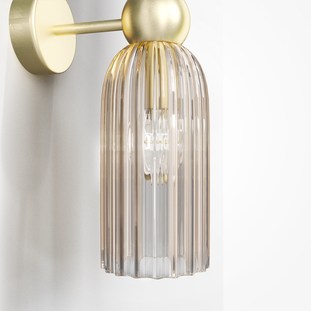 Détail rapproché du globe doré et du verre cannelé transparent