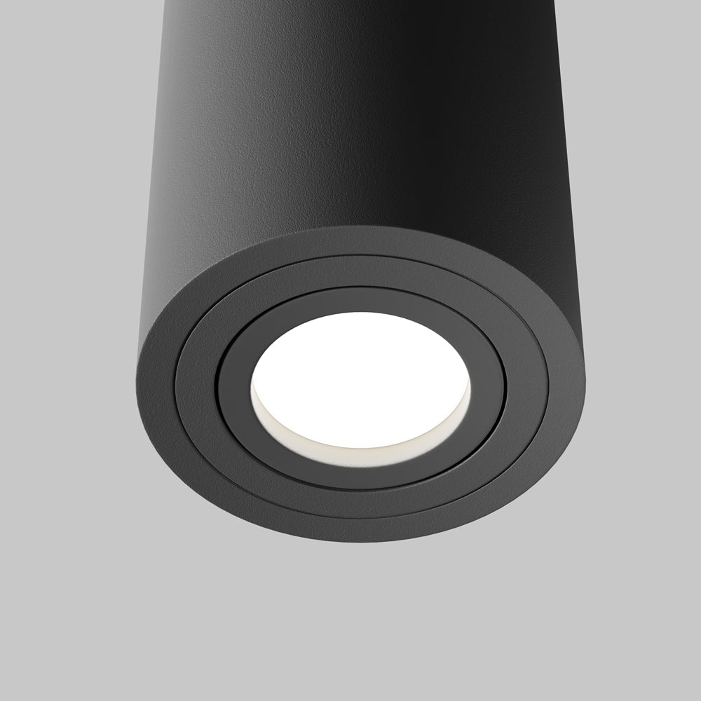 Gros plan sur la bague inférieure et la lentille LED allumée du spot
