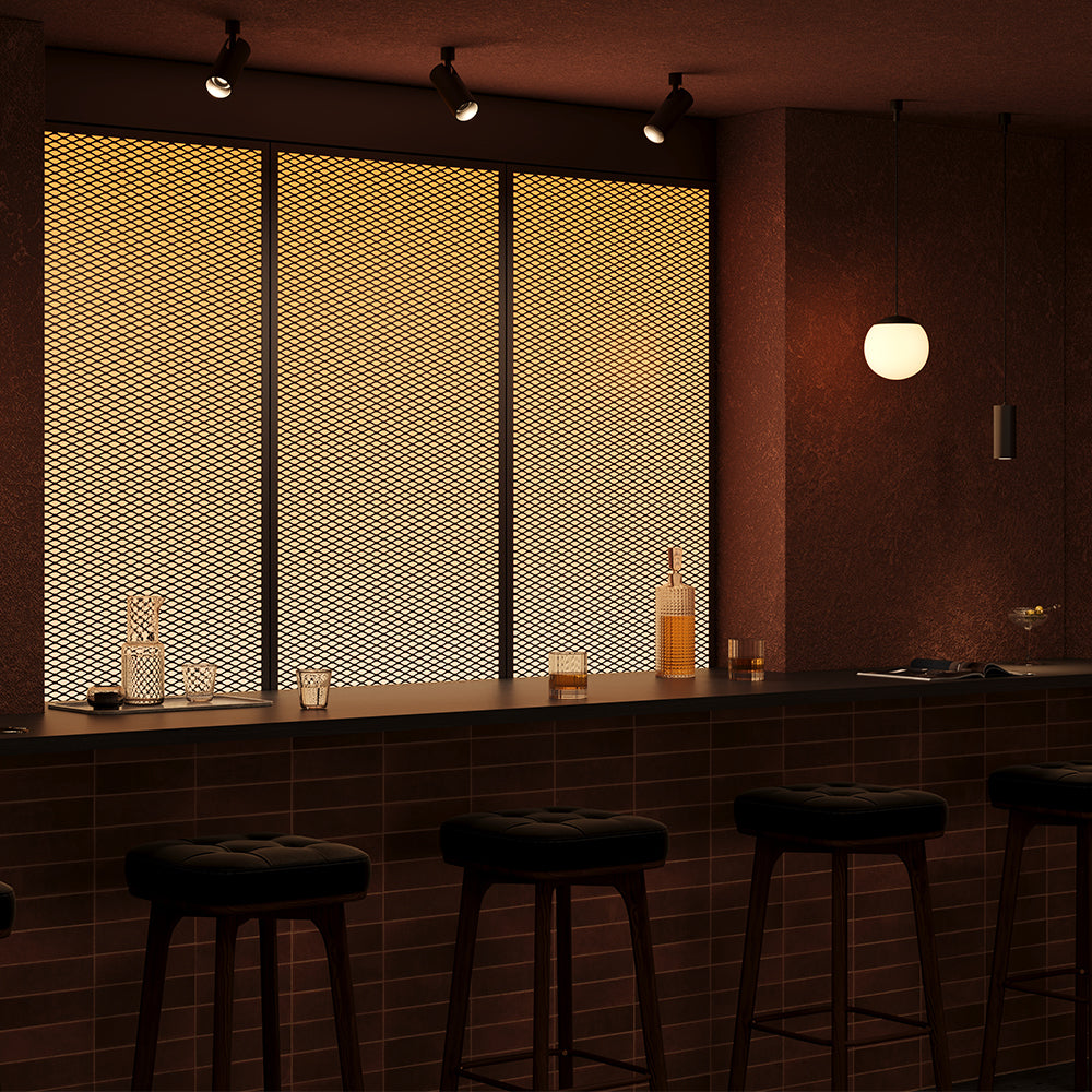 Mise en ambiance du luminaire suspendu au-dessus d'un comptoir de bar.