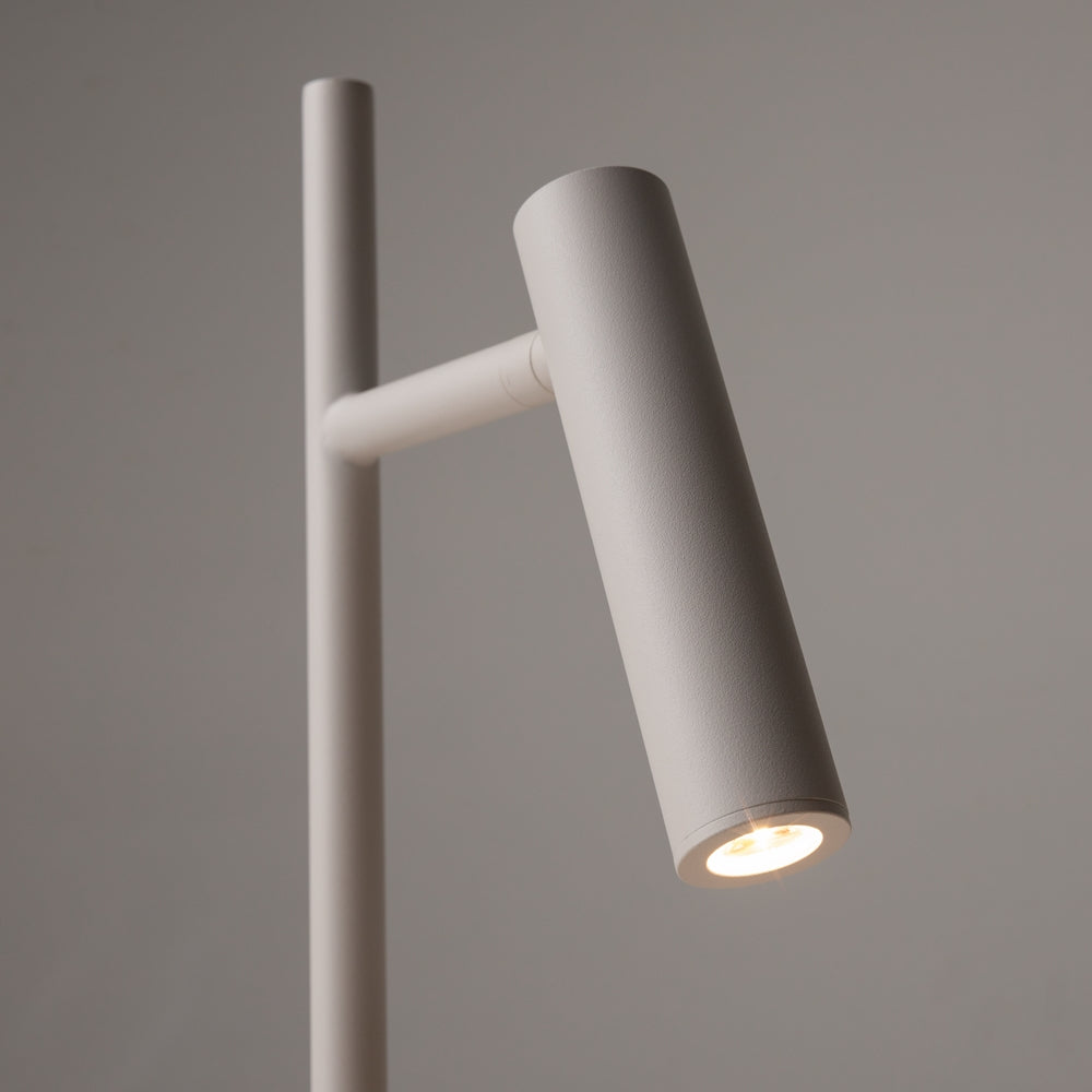 Gros plan sur la tête cylindrique blanche et sa source LED allumée