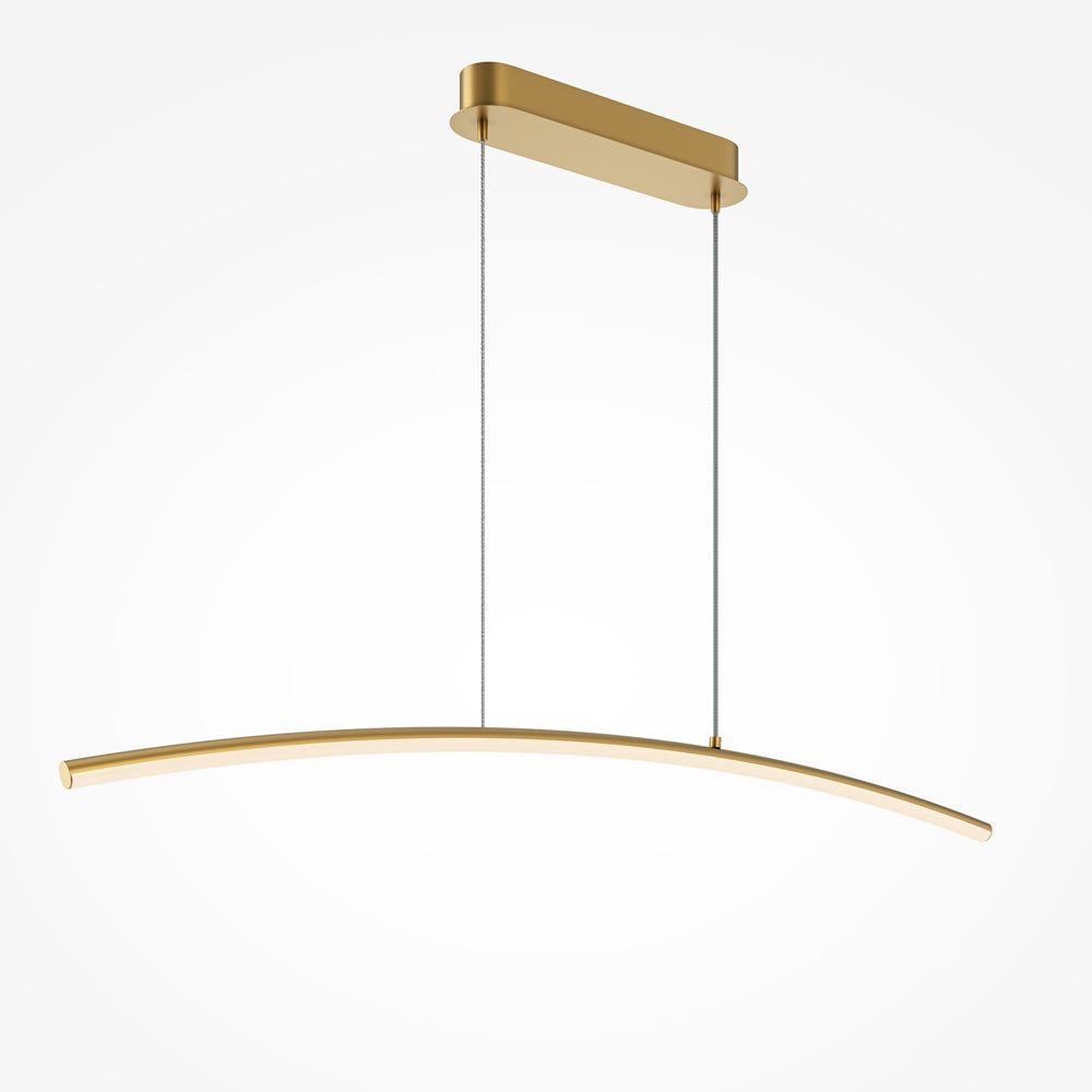 Vue en perspective du luminaire doré suspendu, montrant le profil courbe