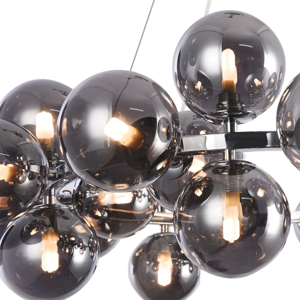 Gros plan sur les globes fumés et les ampoules allumées à l'intérieur