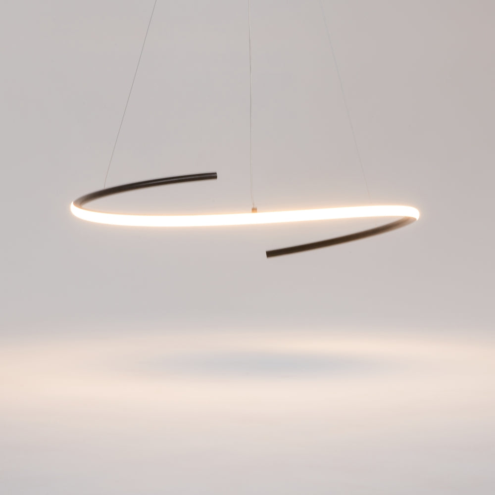 Vue rapprochée du luminaire en spirale diffusant une lumière chaude