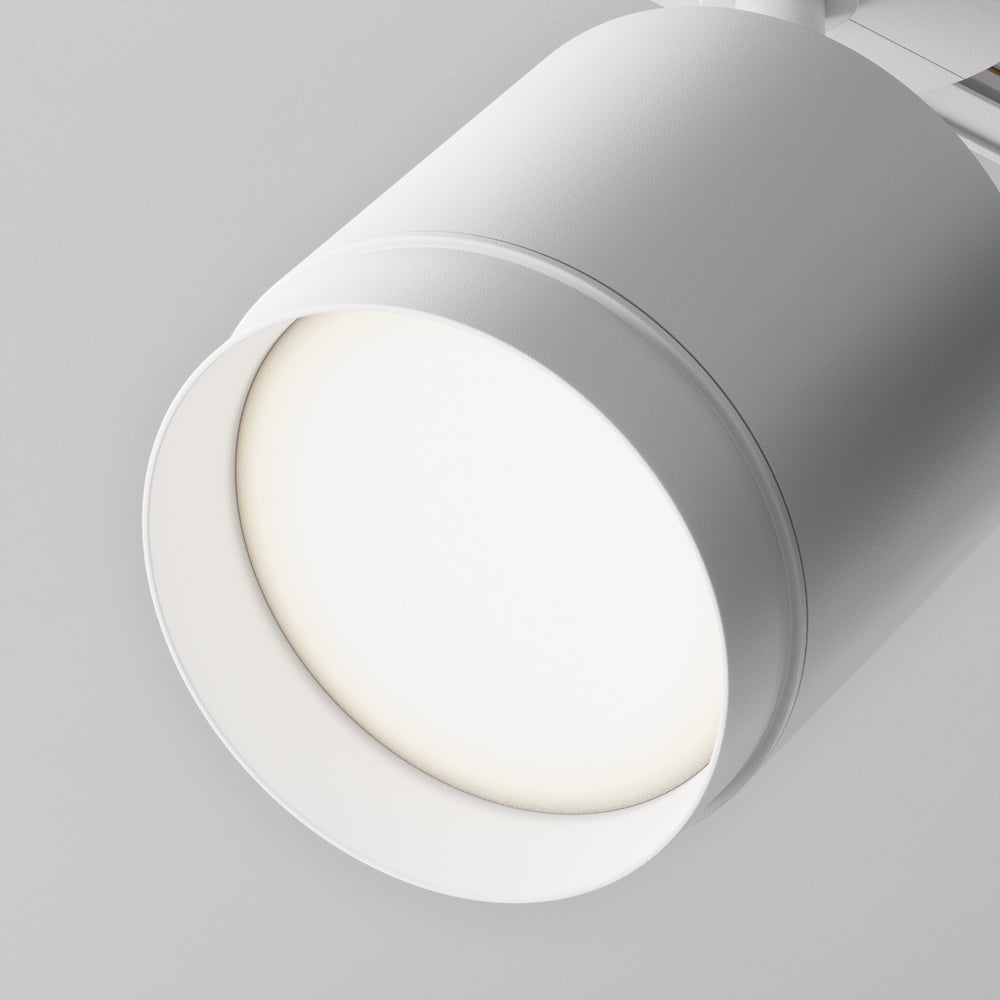Gros plan sur la face avant du spot blanc et son diffuseur lumineux.