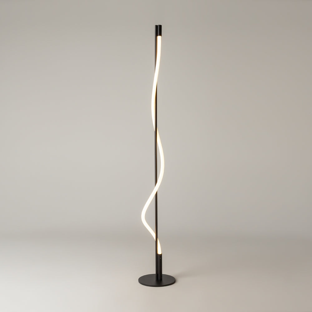 Lampadaire présenté de trois-quarts, ruban LED sinueux traversant la tige noire.