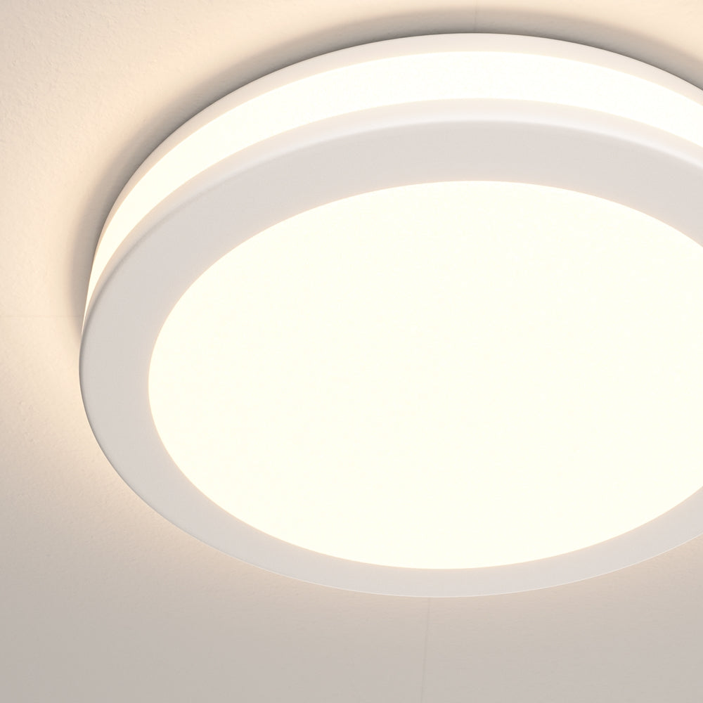 Détail rapproché de la couronne lumineuse et du cadre en métal blanc