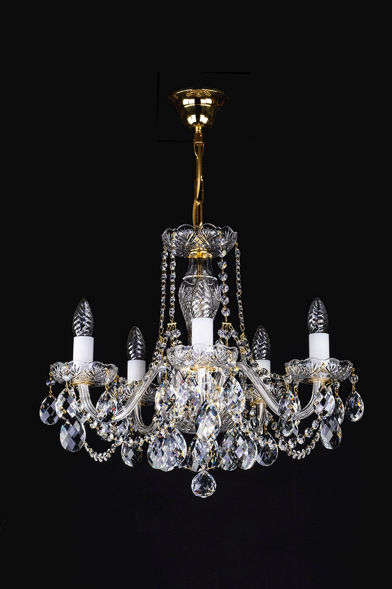 Lustre entier vu de face avec chaîne dorée et fixation plafond sur fond noir