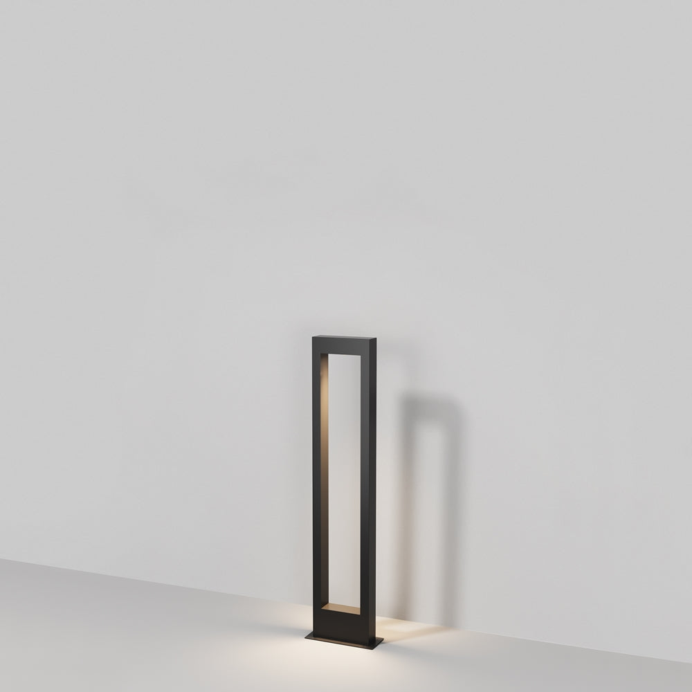 Vue de face du luminaire sur socle, ombre portée sur le mur