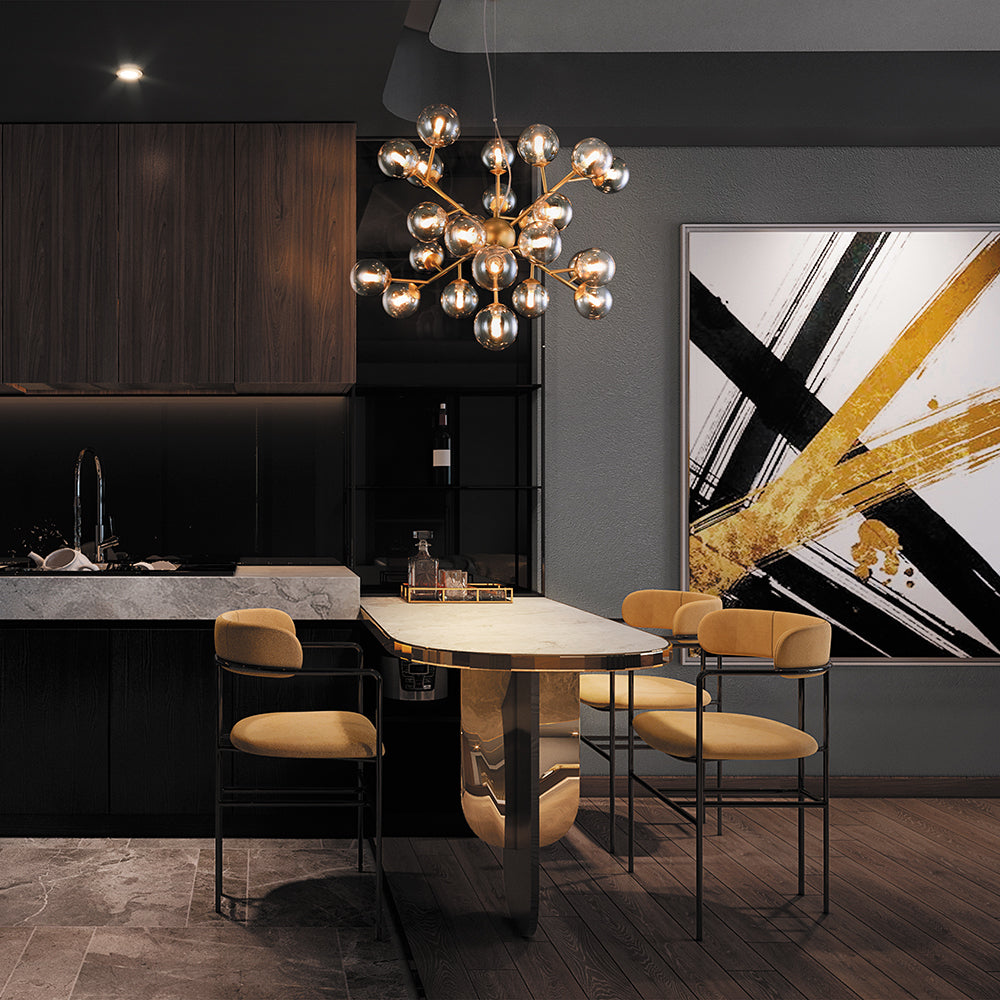 Mise en ambiance du lustre doré au-dessus d'un îlot de cuisine moderne