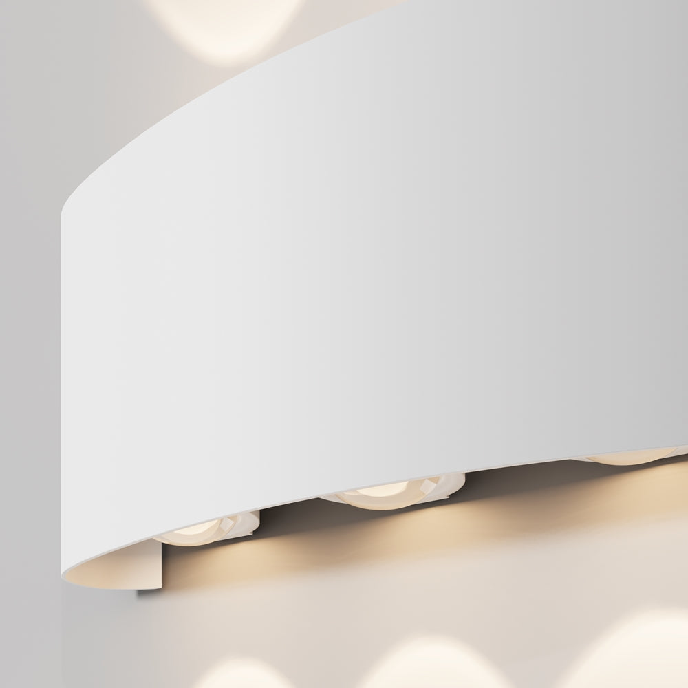 Détail du bord incurvé, finition métal blanc lisse et légèrement satinée.