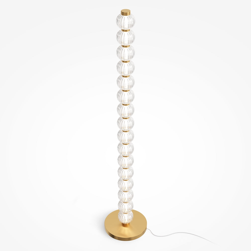 Vue entière du lampadaire doré, câble d'alimentation au sol
