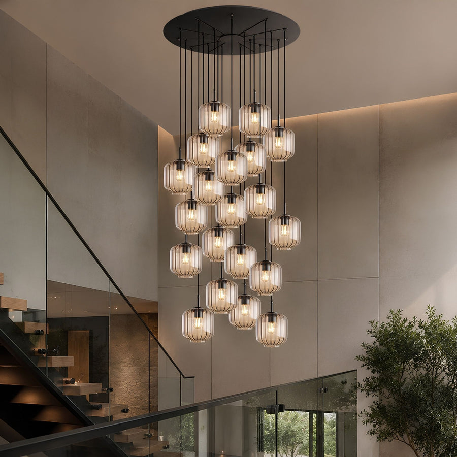 Vue d'ensemble d'une suspension à vingt lumières dans un escalier moderne, rosace noire ronde.