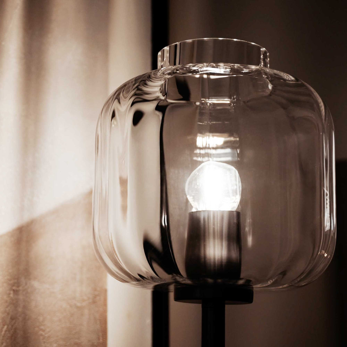 Détail rapproché du diffuseur en verre strié et de l'ampoule allumée