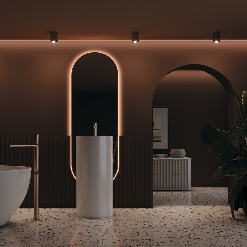 Mise en ambiance salle de bain, trois plafonniers noirs fixés au plafond