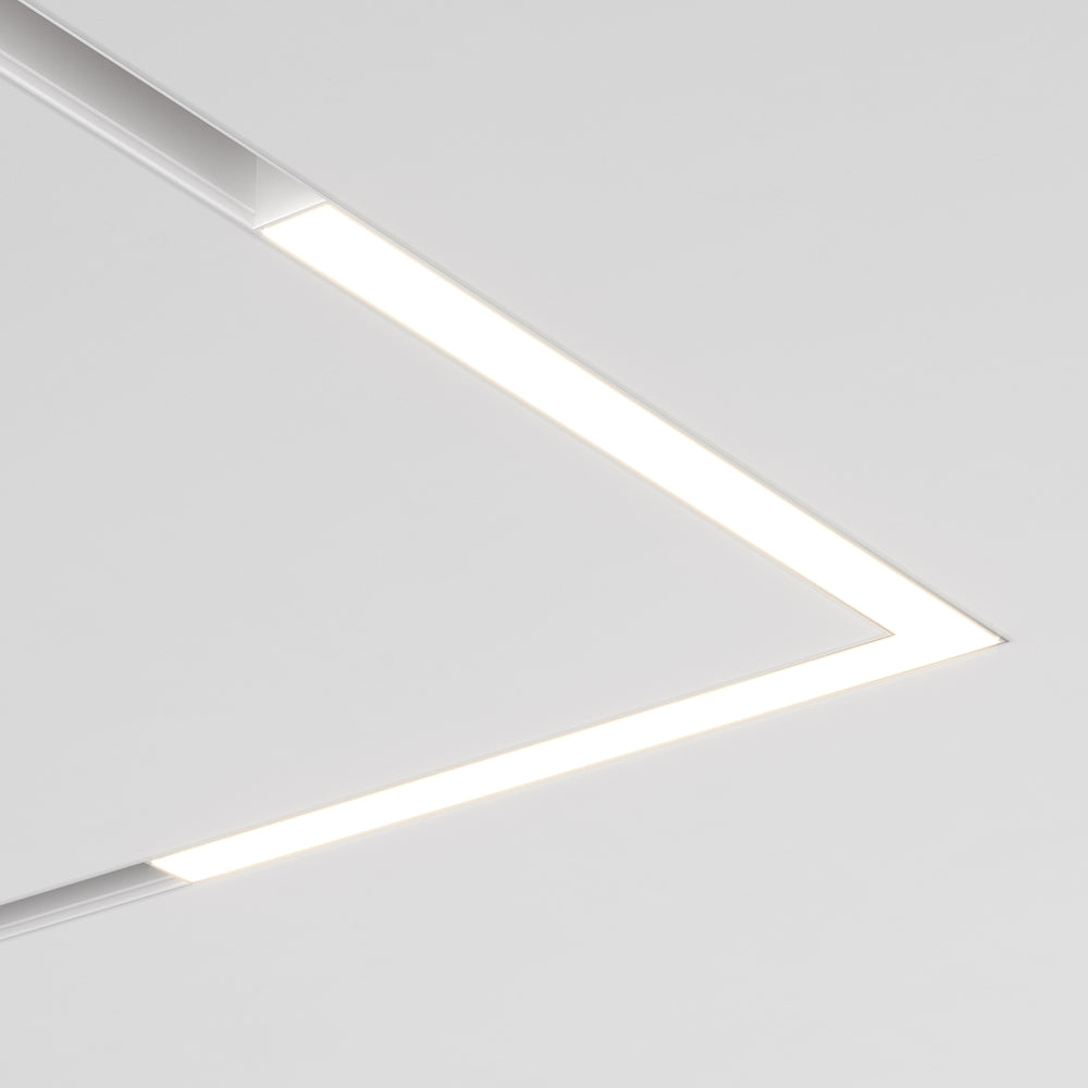 Profil linéaire blanc encastré au plafond dessinant un angle aigu lumineux.