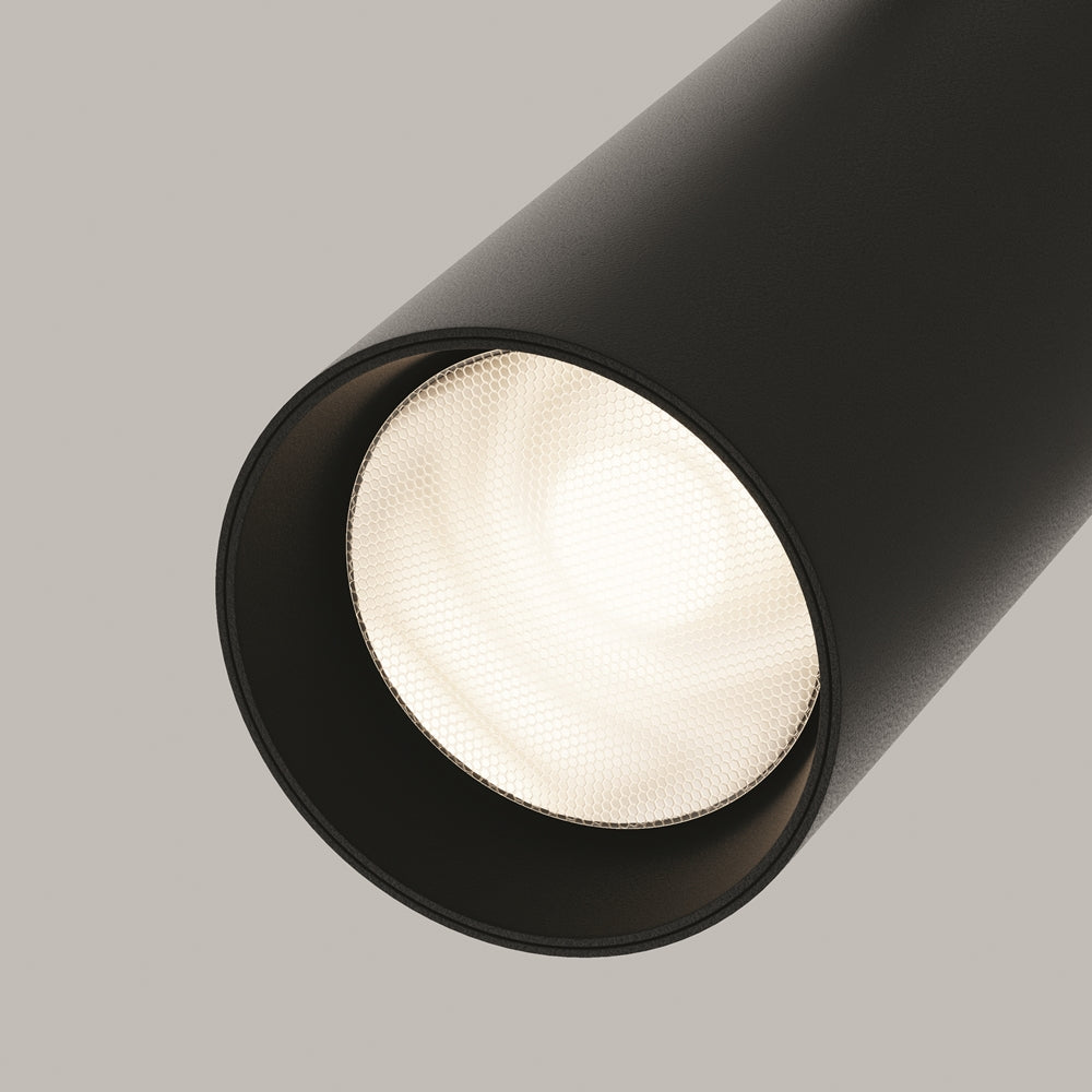 Vue rapprochée de la face lumineuse, lentille alvéolée du projecteur noir