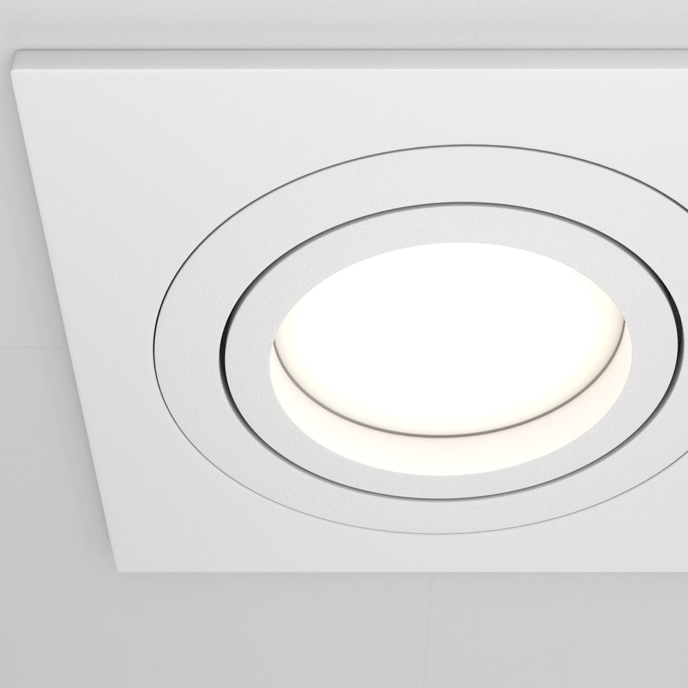 Gros plan sur un spot rond orientable et son anneau blanc mat