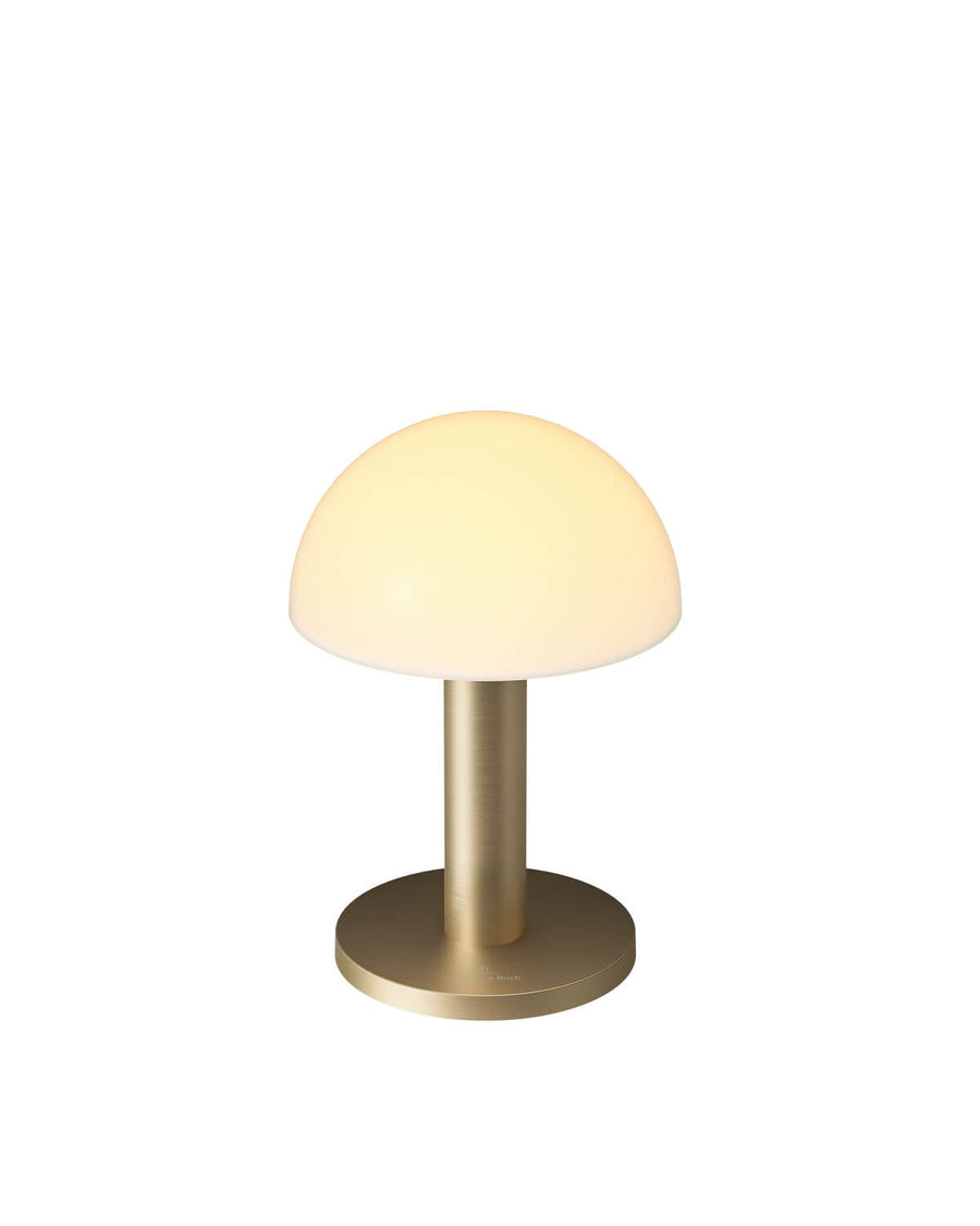 Lampe à poser de face, abat-jour dôme opalin et pied doré cylindrique