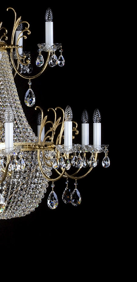 Détail des bras lumineux et des pendentifs en cristal taillé