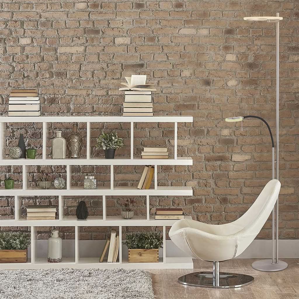 Ambiance intérieure avec mur en briques, étagère blanche et fauteuil, lampe de sol.