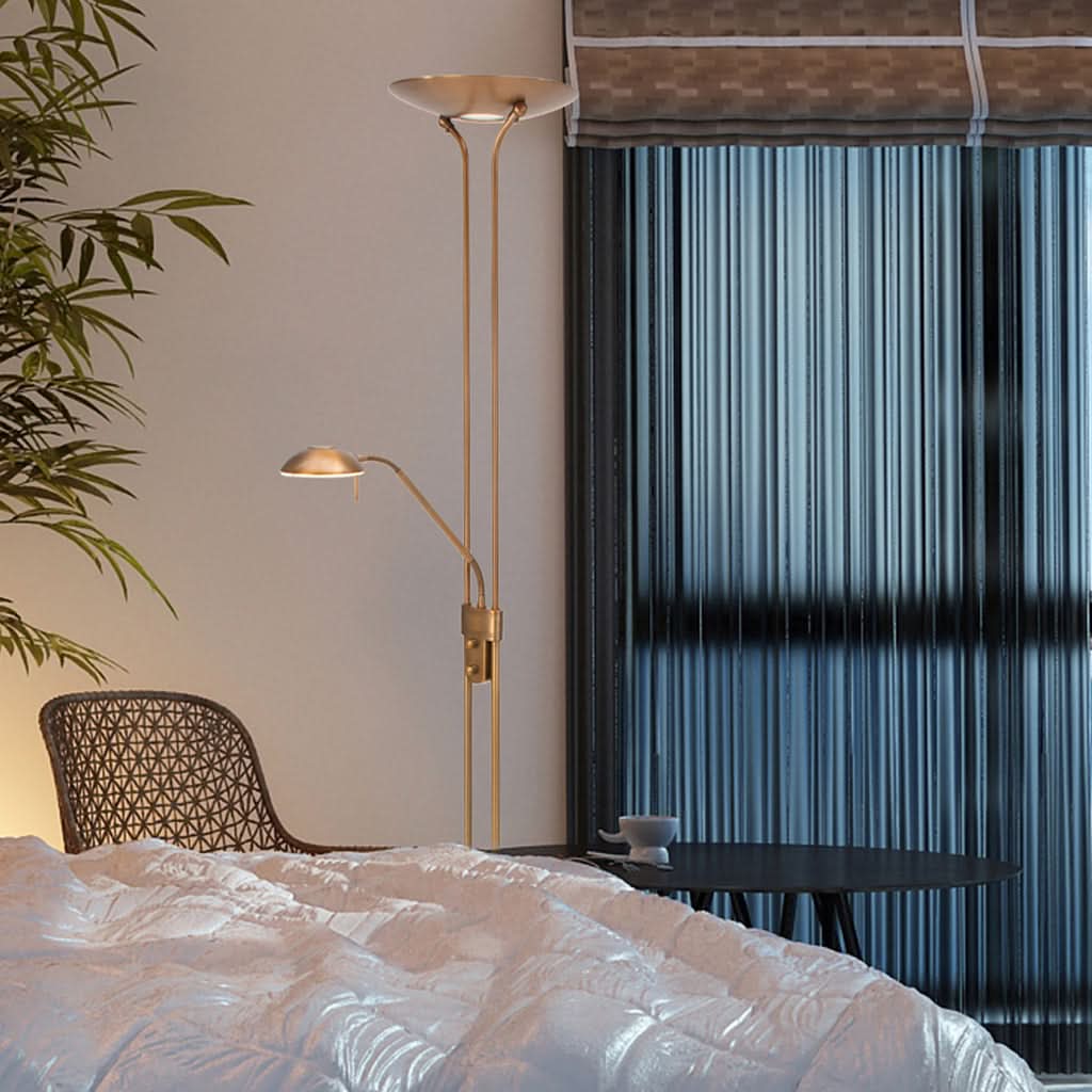 Mise en ambiance chambre avec la lampe allumée près du lit, rideaux et plante.