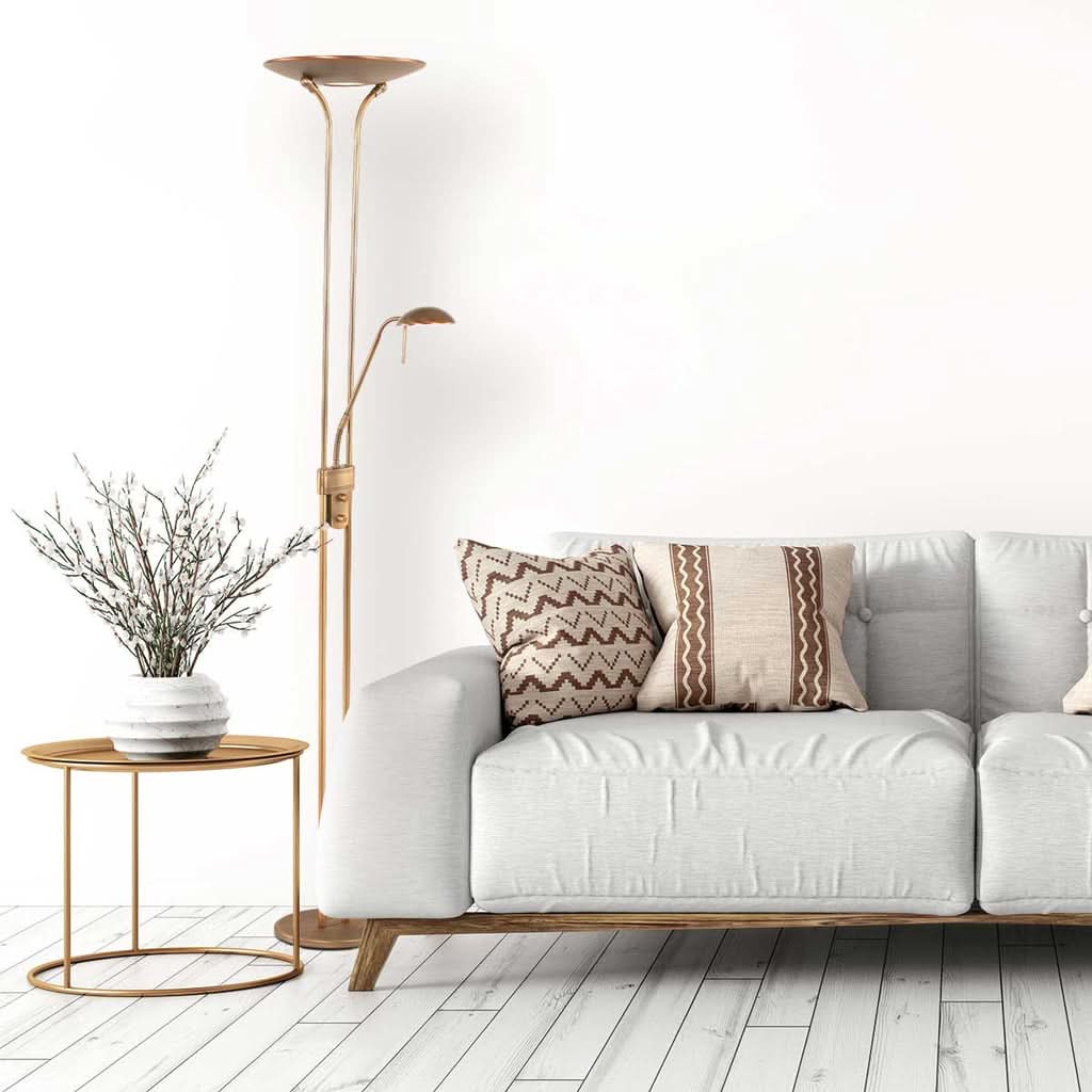 Scène de salon avec canapé blanc, coussins à motifs et la lampe sur pied en situation.