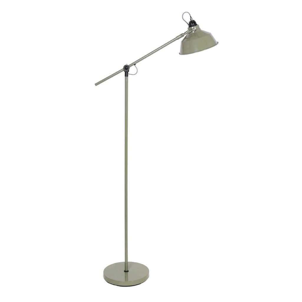 Vue de trois quarts du lampadaire vert sauge avec bras incliné et base ronde.