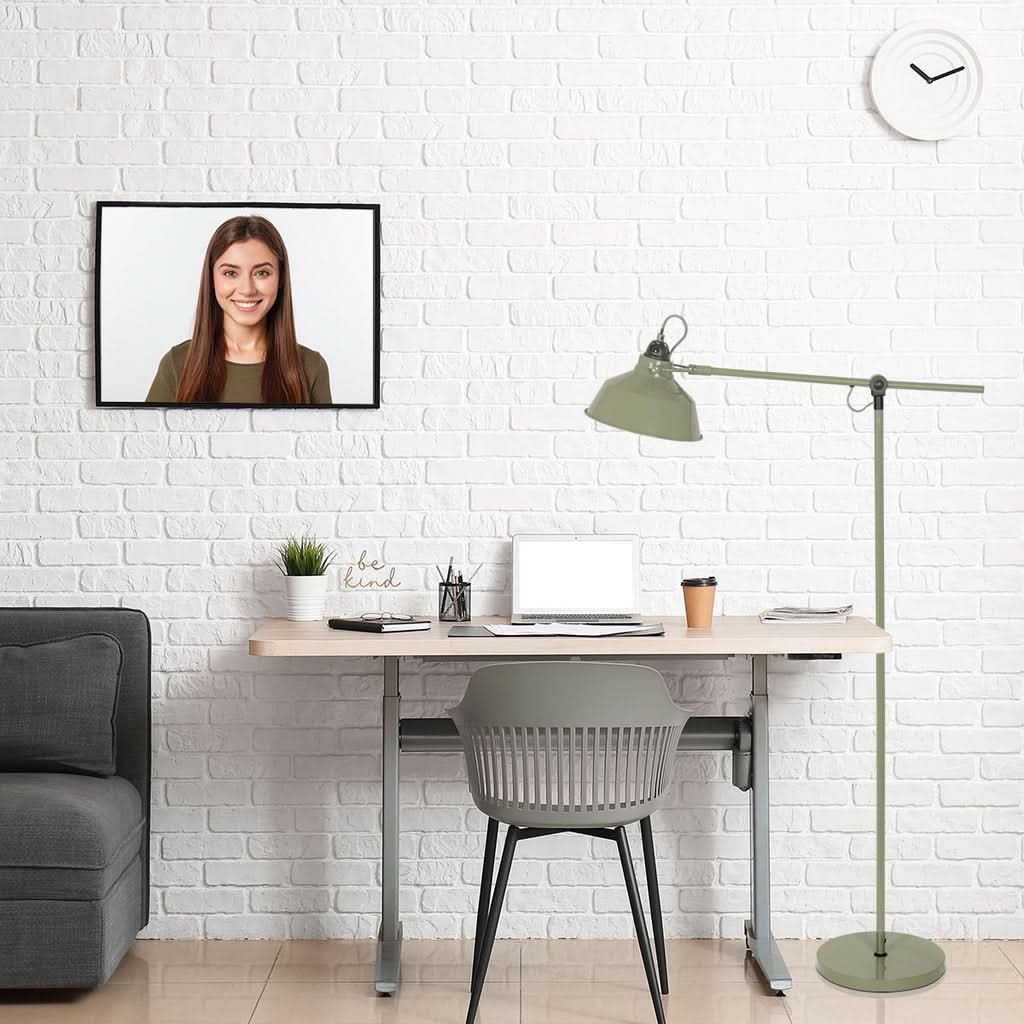 Mise en ambiance bureau avec lampadaire vert sauge placé près du bureau.